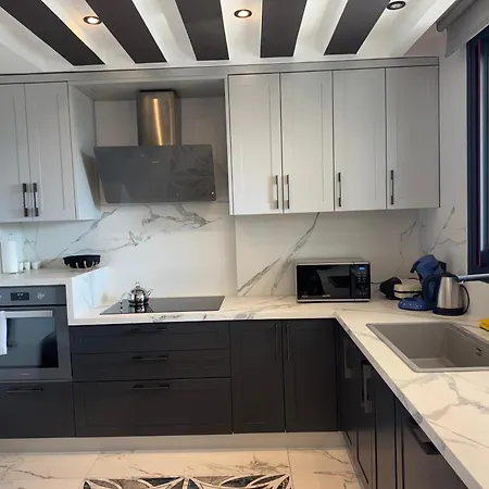 Isitmali Havuzlu Lueks Apartment Kusadasi